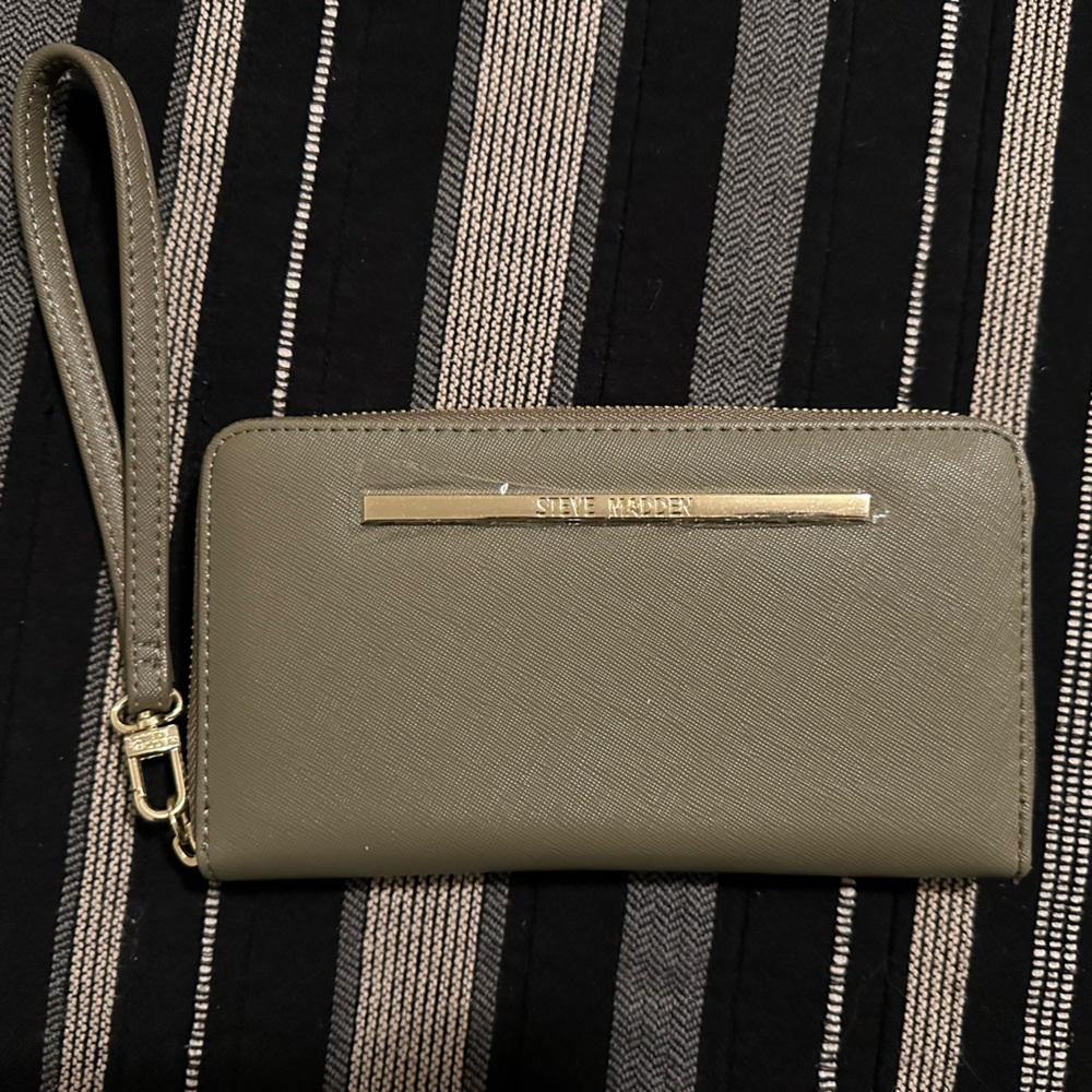 New Steve Madden Green Wallet/Wristlet